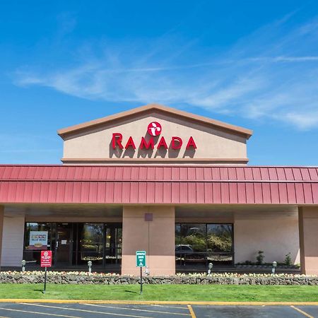 Ramada By Wyndham Medford Hotel & Conference Center Bagian luar foto