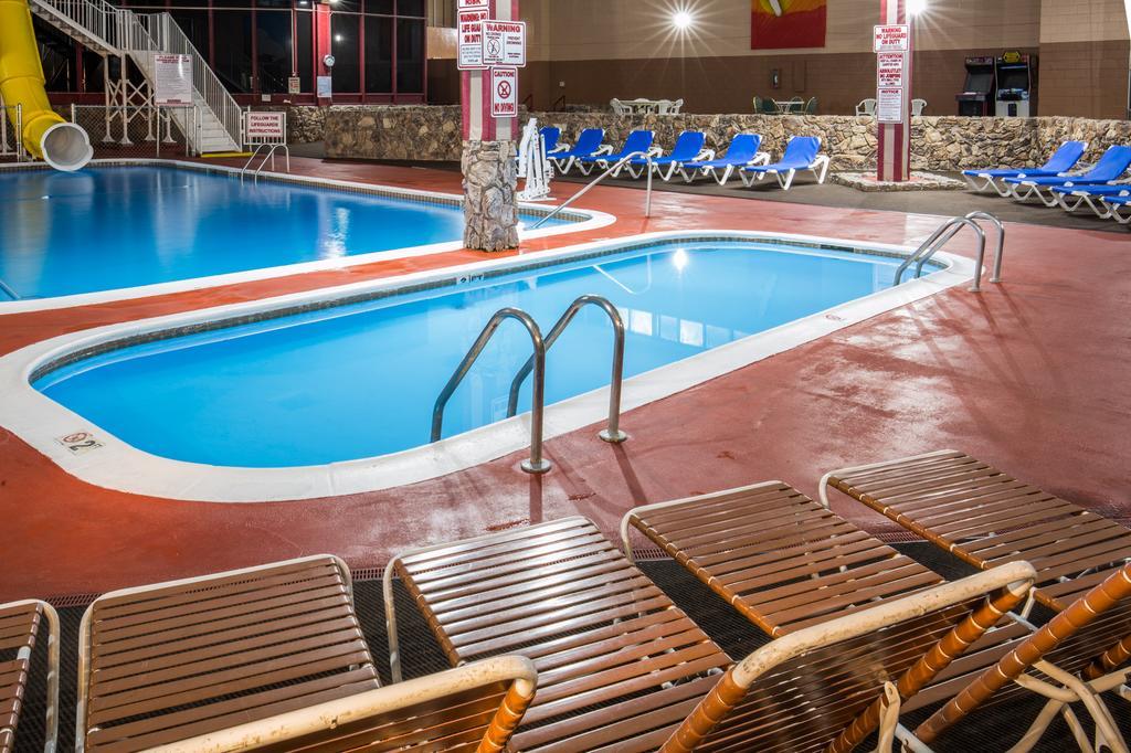 Ramada By Wyndham Medford Hotel & Conference Center Bagian luar foto