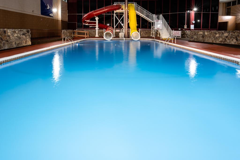 Ramada By Wyndham Medford Hotel & Conference Center Bagian luar foto