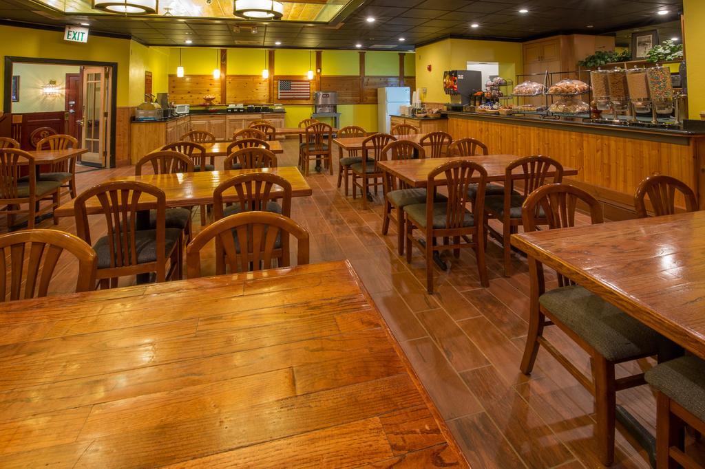 Ramada By Wyndham Medford Hotel & Conference Center Bagian luar foto