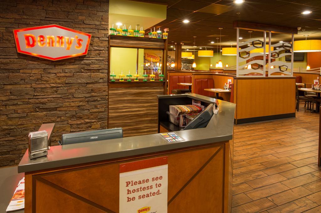 Ramada By Wyndham Medford Hotel & Conference Center Bagian luar foto