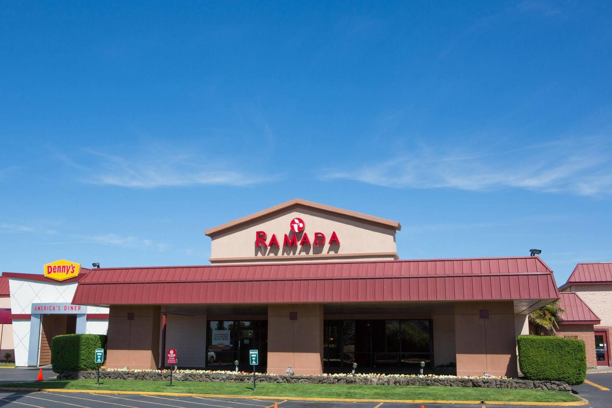 Ramada By Wyndham Medford Hotel & Conference Center Bagian luar foto