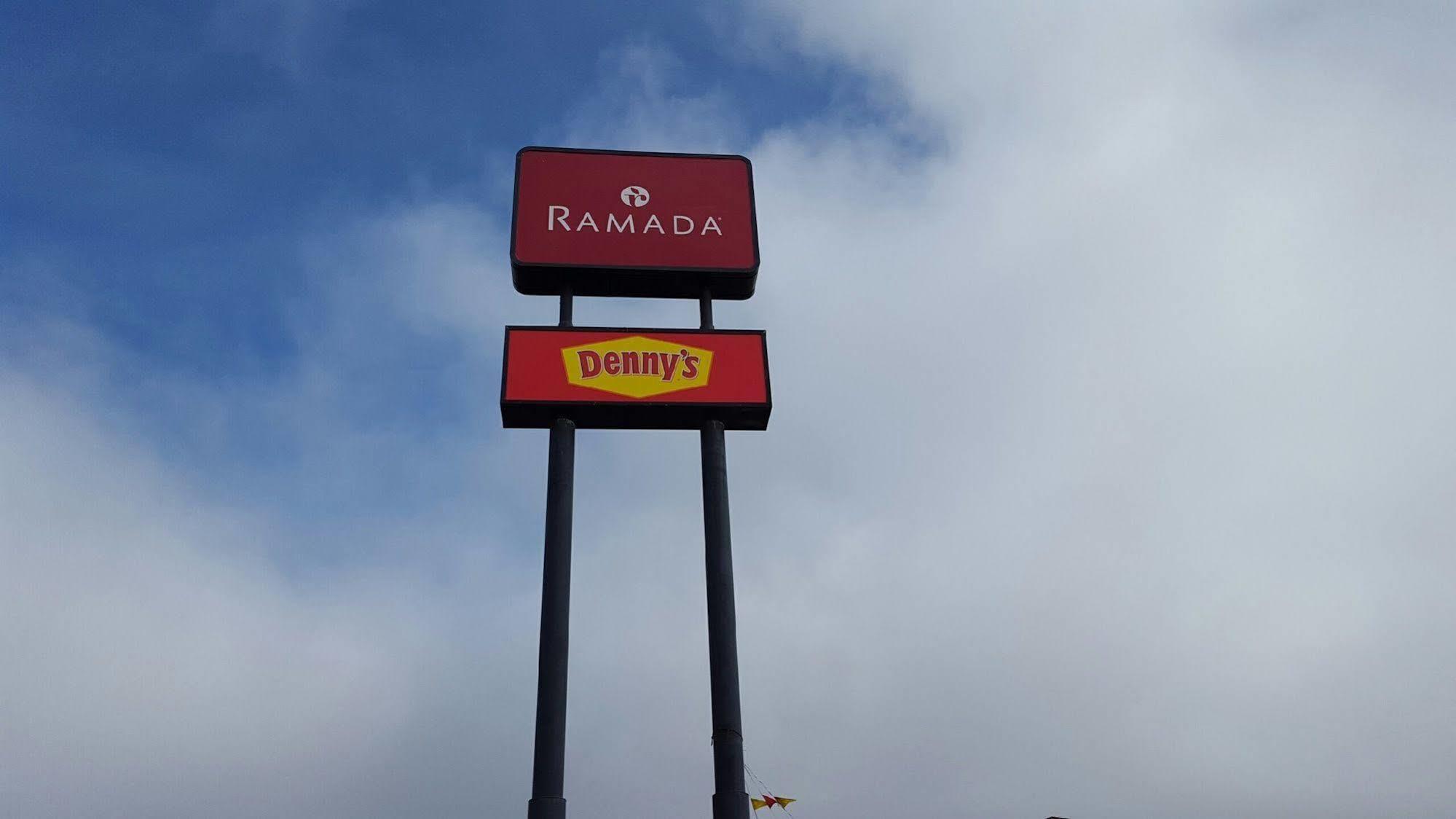 Ramada By Wyndham Medford Hotel & Conference Center Bagian luar foto