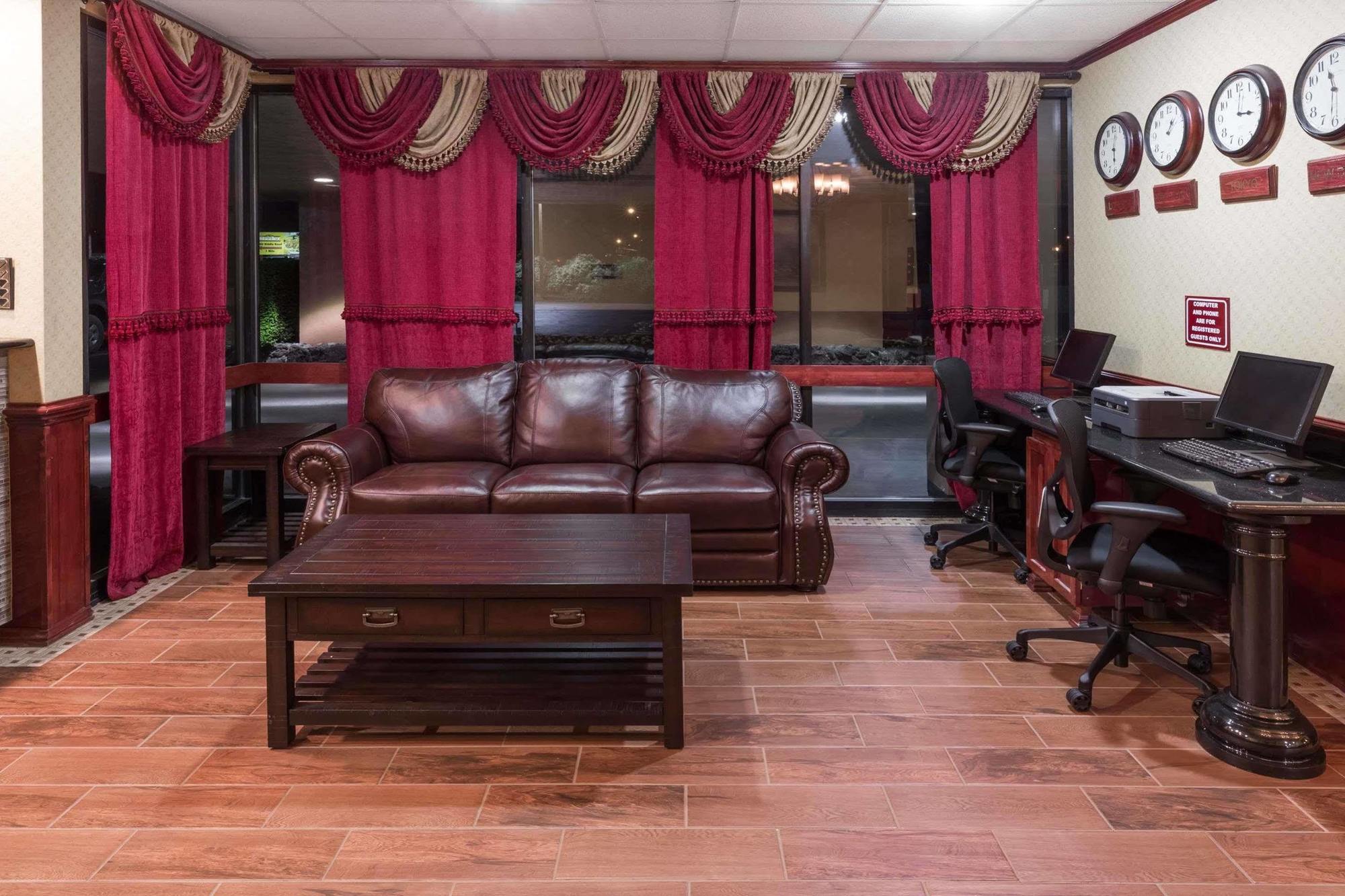 Ramada By Wyndham Medford Hotel & Conference Center Bagian luar foto