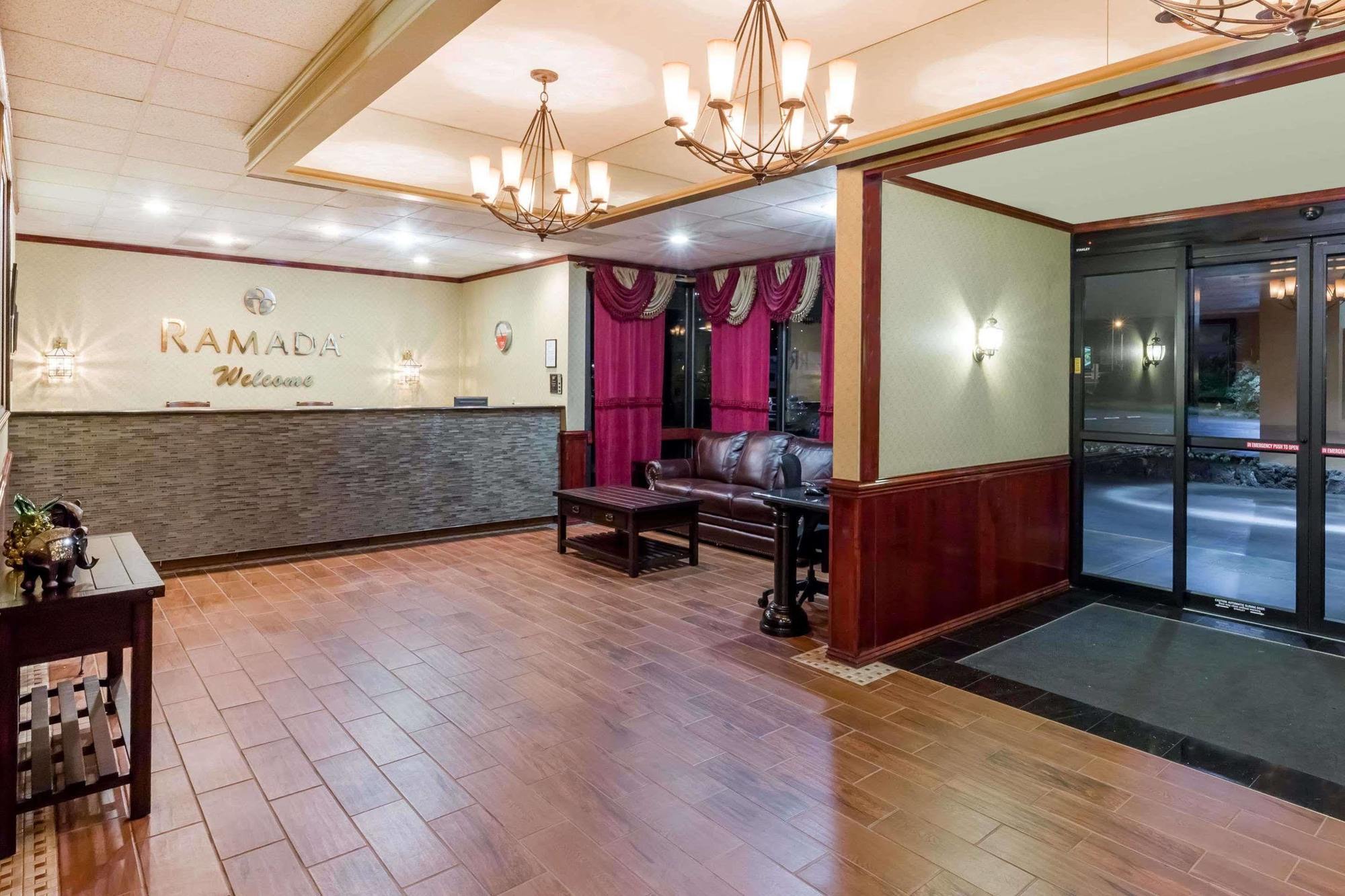 Ramada By Wyndham Medford Hotel & Conference Center Bagian luar foto