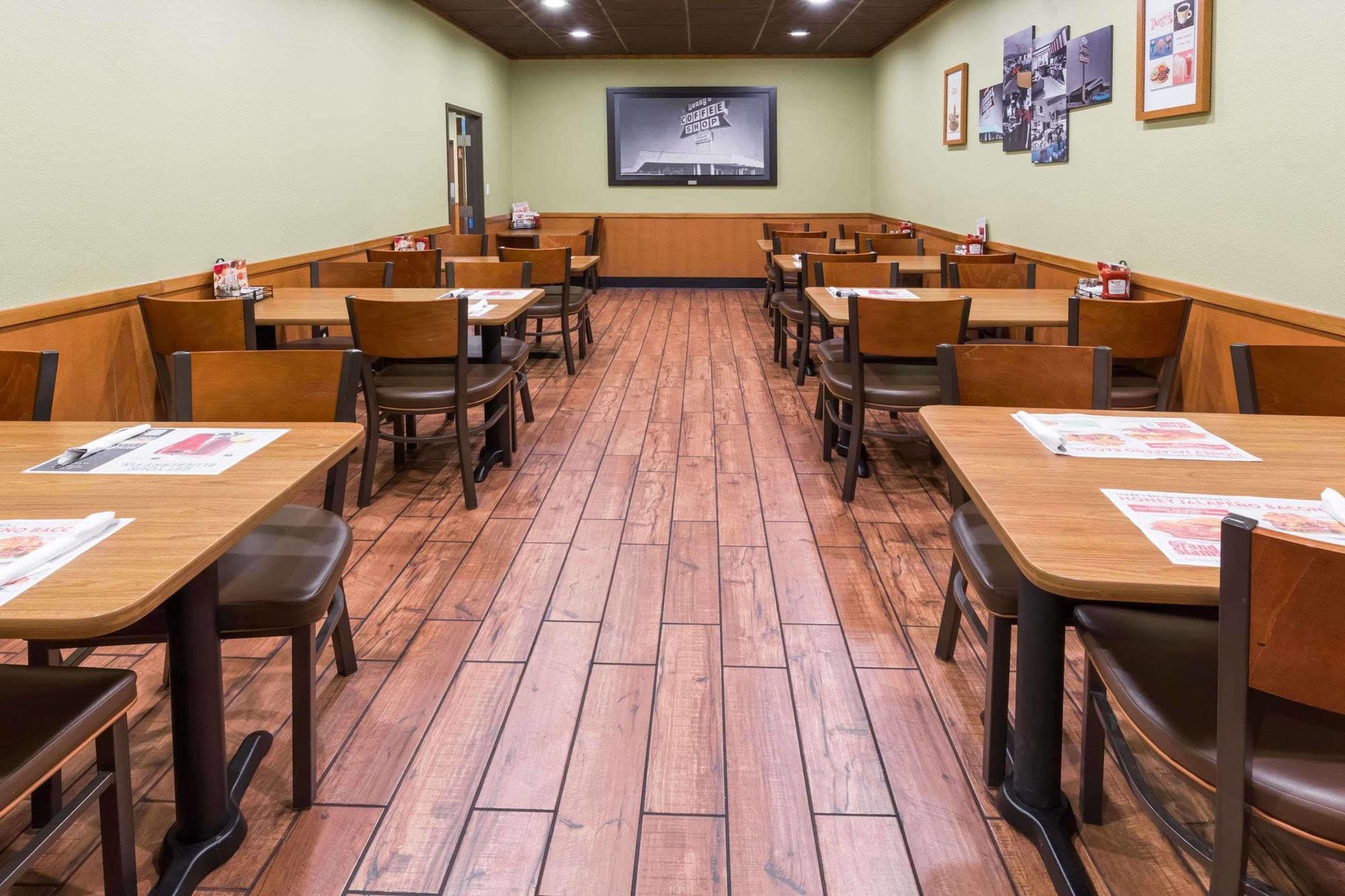 Ramada By Wyndham Medford Hotel & Conference Center Bagian luar foto