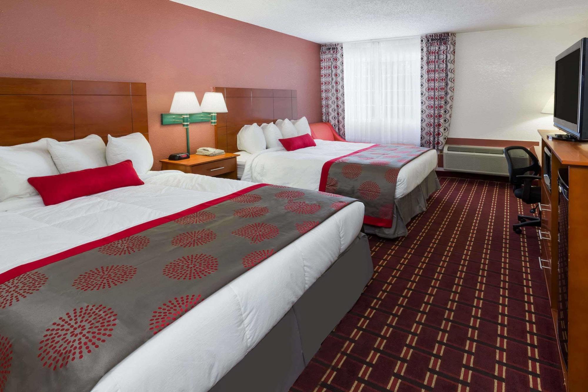 Ramada By Wyndham Medford Hotel & Conference Center Bagian luar foto
