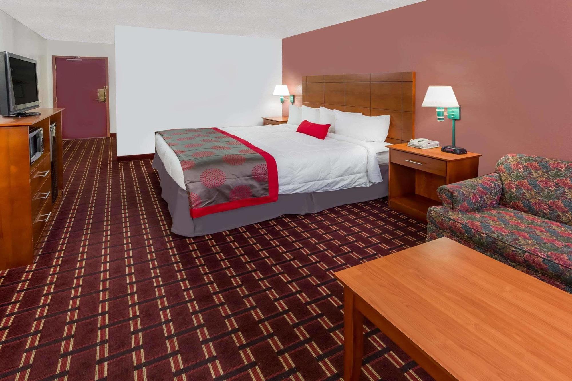 Ramada By Wyndham Medford Hotel & Conference Center Bagian luar foto