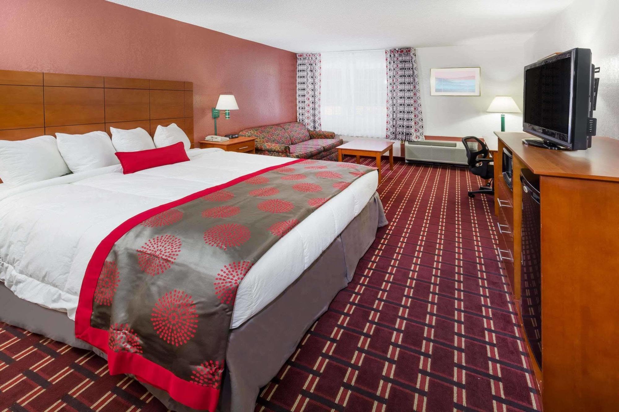 Ramada By Wyndham Medford Hotel & Conference Center Bagian luar foto