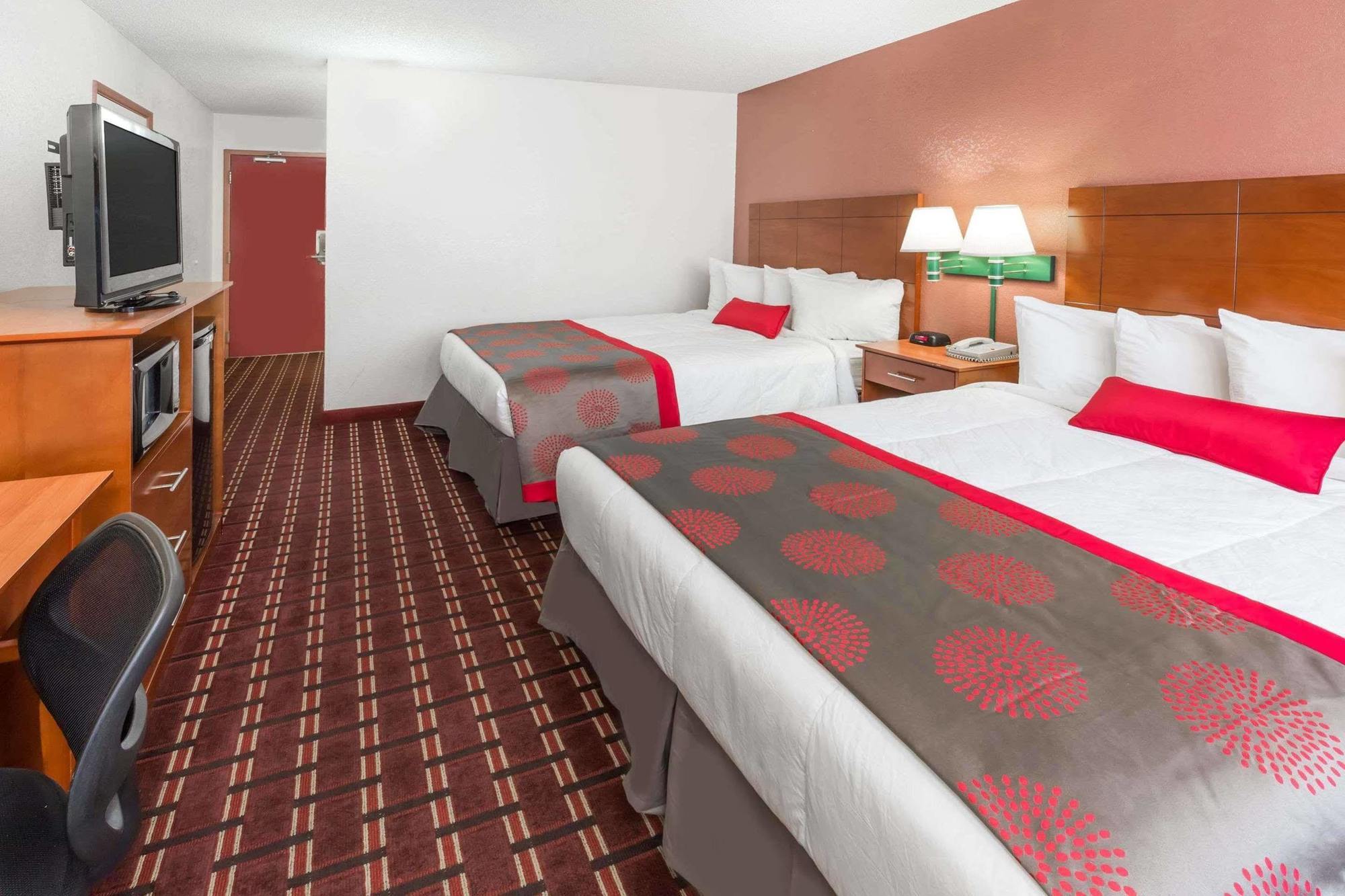 Ramada By Wyndham Medford Hotel & Conference Center Bagian luar foto