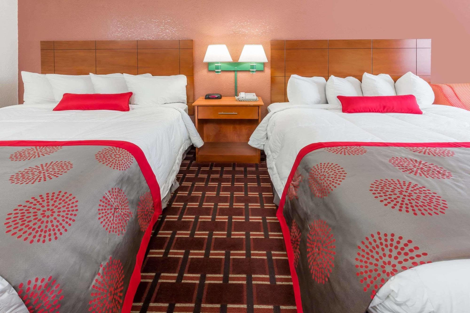 Ramada By Wyndham Medford Hotel & Conference Center Bagian luar foto