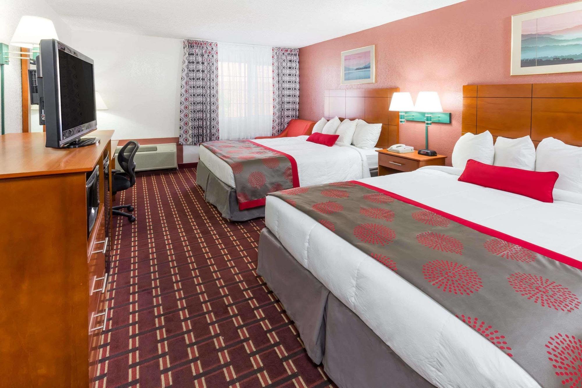 Ramada By Wyndham Medford Hotel & Conference Center Bagian luar foto