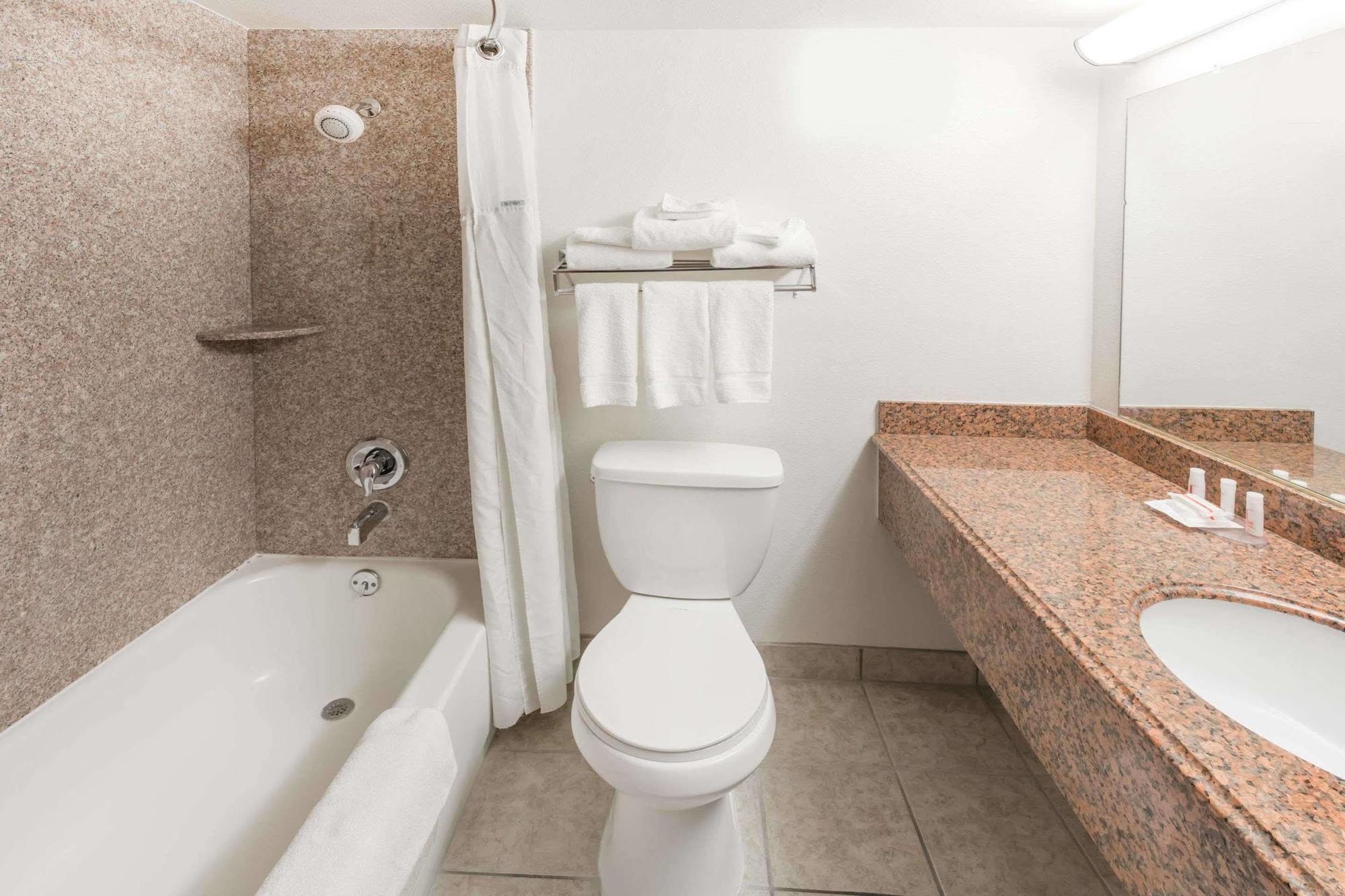 Ramada By Wyndham Medford Hotel & Conference Center Bagian luar foto