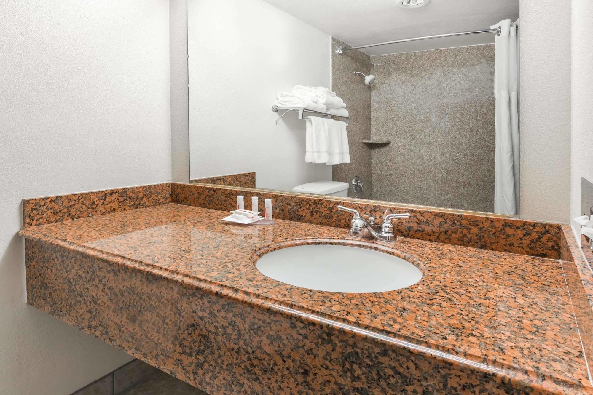 Ramada By Wyndham Medford Hotel & Conference Center Bagian luar foto