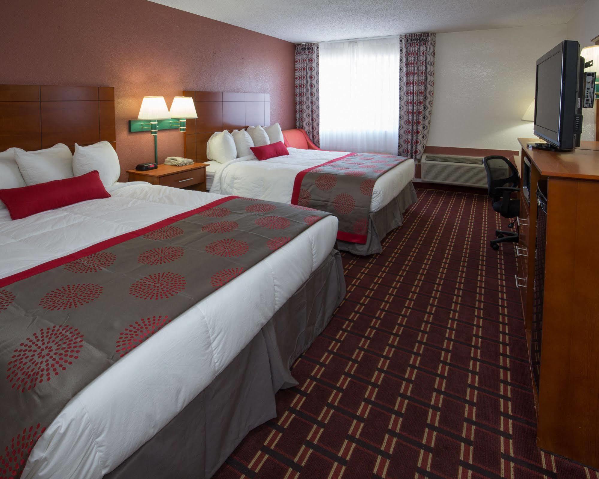 Ramada By Wyndham Medford Hotel & Conference Center Bagian luar foto
