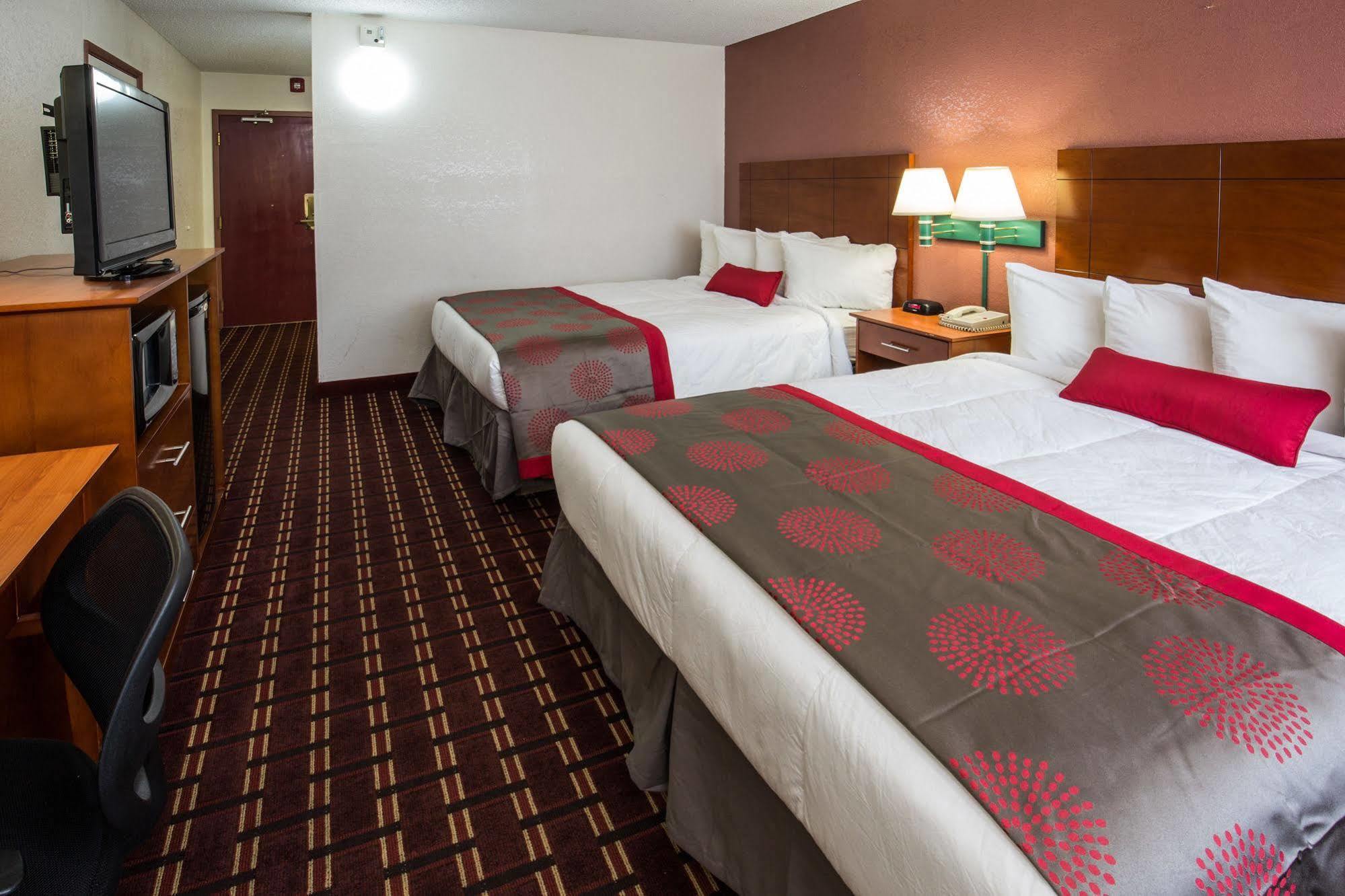 Ramada By Wyndham Medford Hotel & Conference Center Bagian luar foto