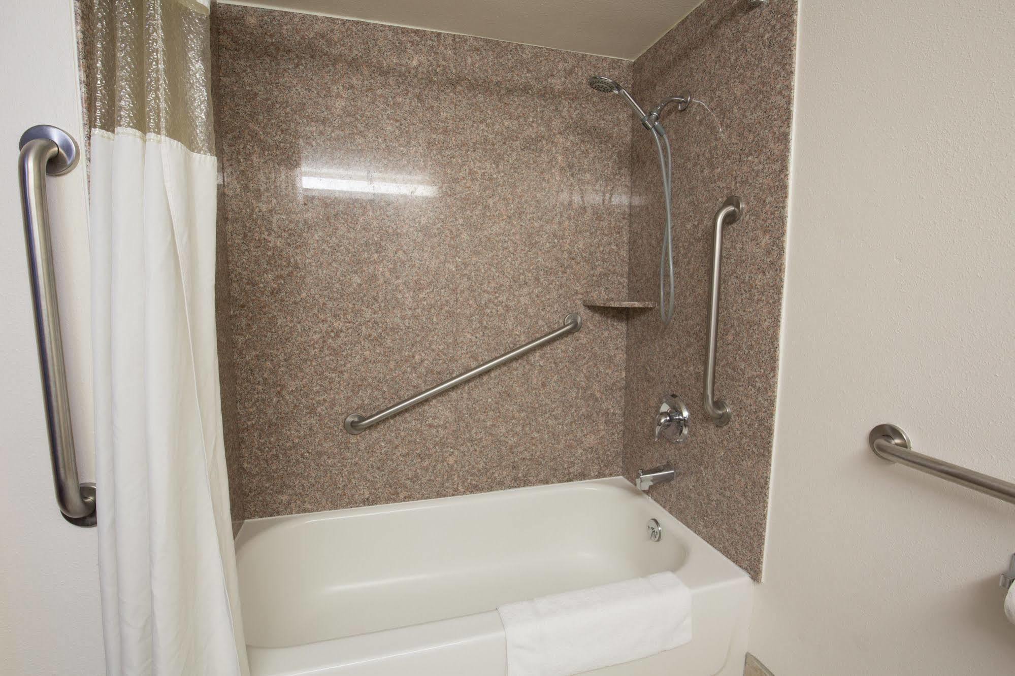 Ramada By Wyndham Medford Hotel & Conference Center Bagian luar foto