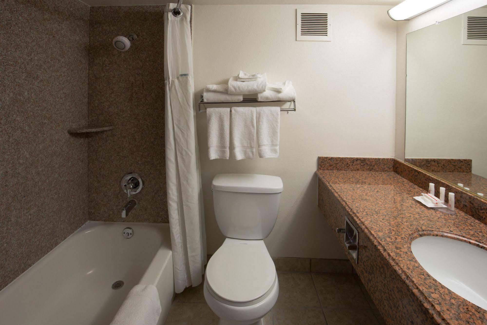 Ramada By Wyndham Medford Hotel & Conference Center Bagian luar foto