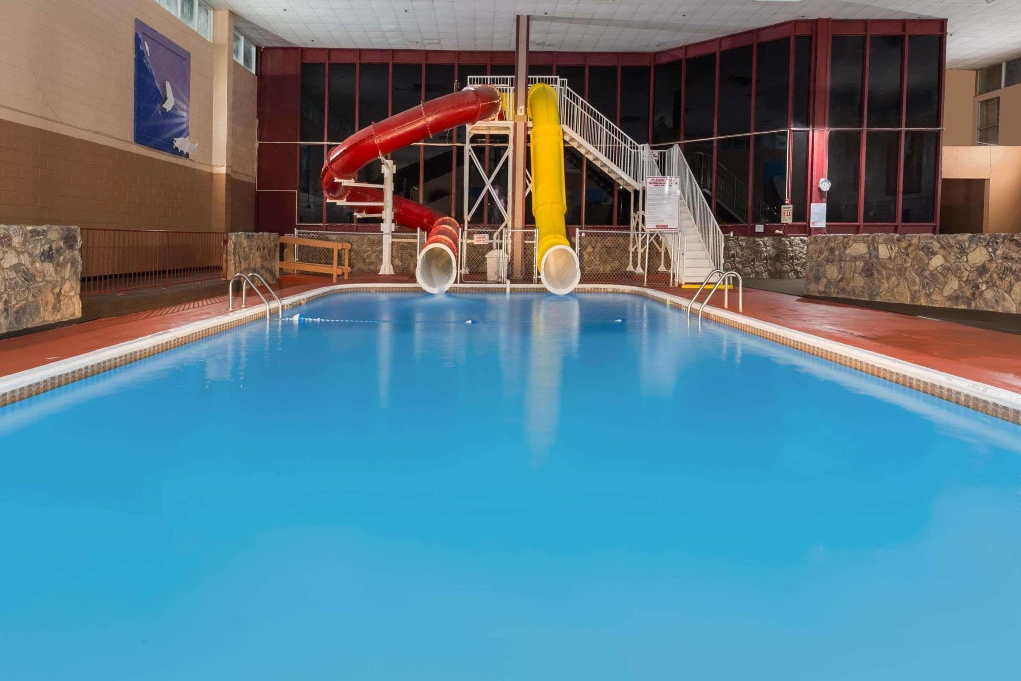 Ramada By Wyndham Medford Hotel & Conference Center Bagian luar foto