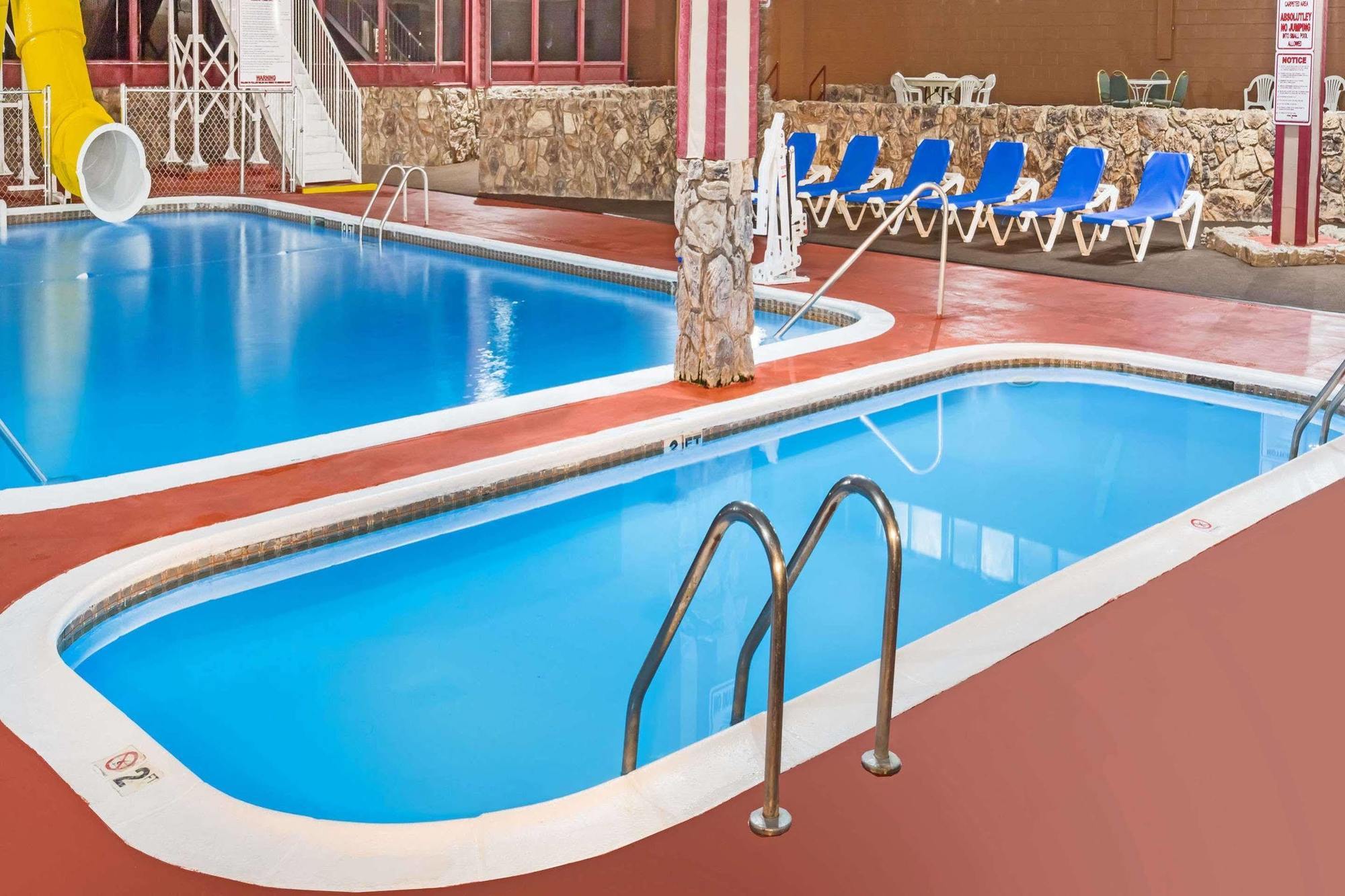 Ramada By Wyndham Medford Hotel & Conference Center Bagian luar foto