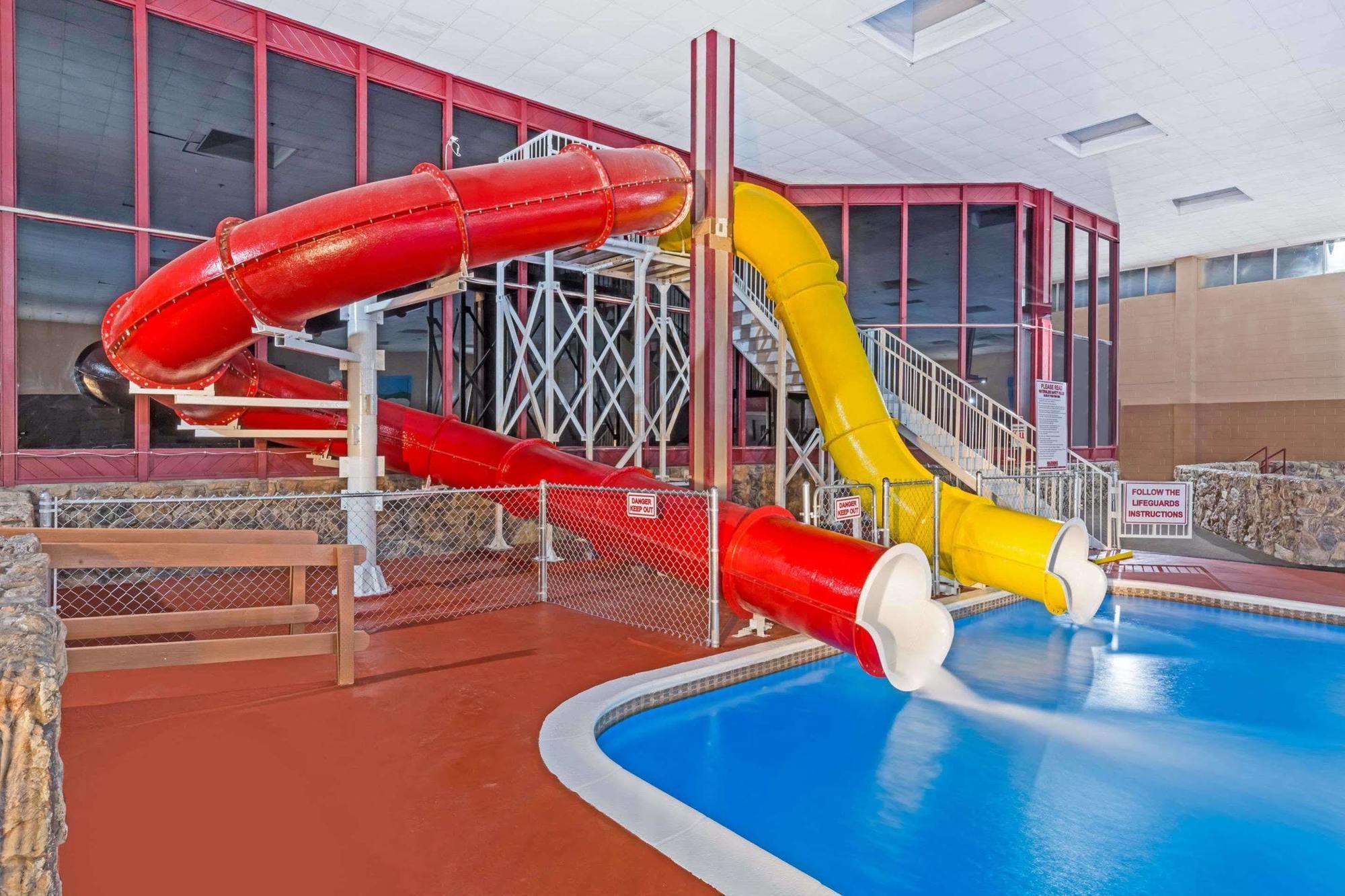Ramada By Wyndham Medford Hotel & Conference Center Bagian luar foto