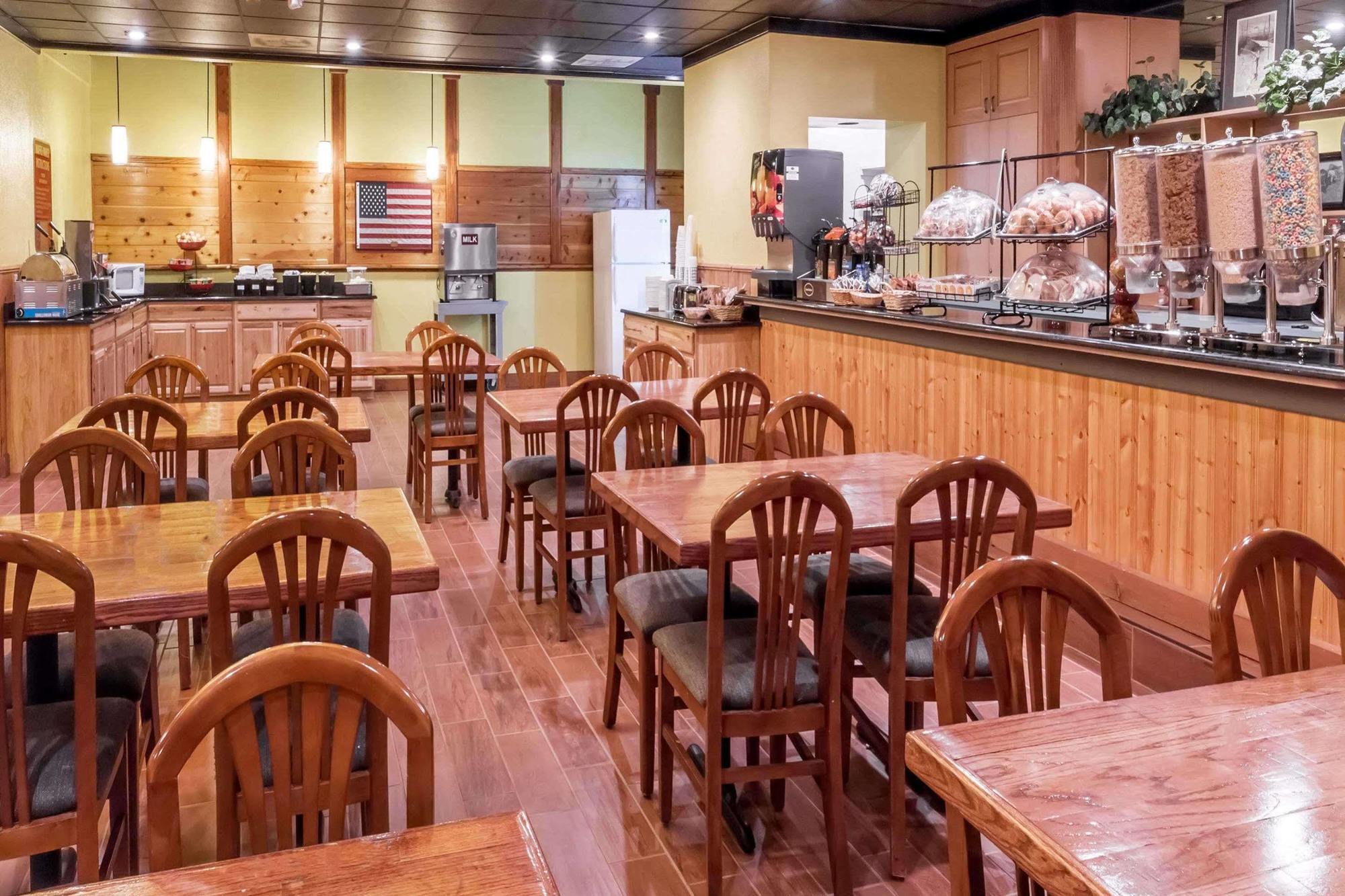 Ramada By Wyndham Medford Hotel & Conference Center Bagian luar foto