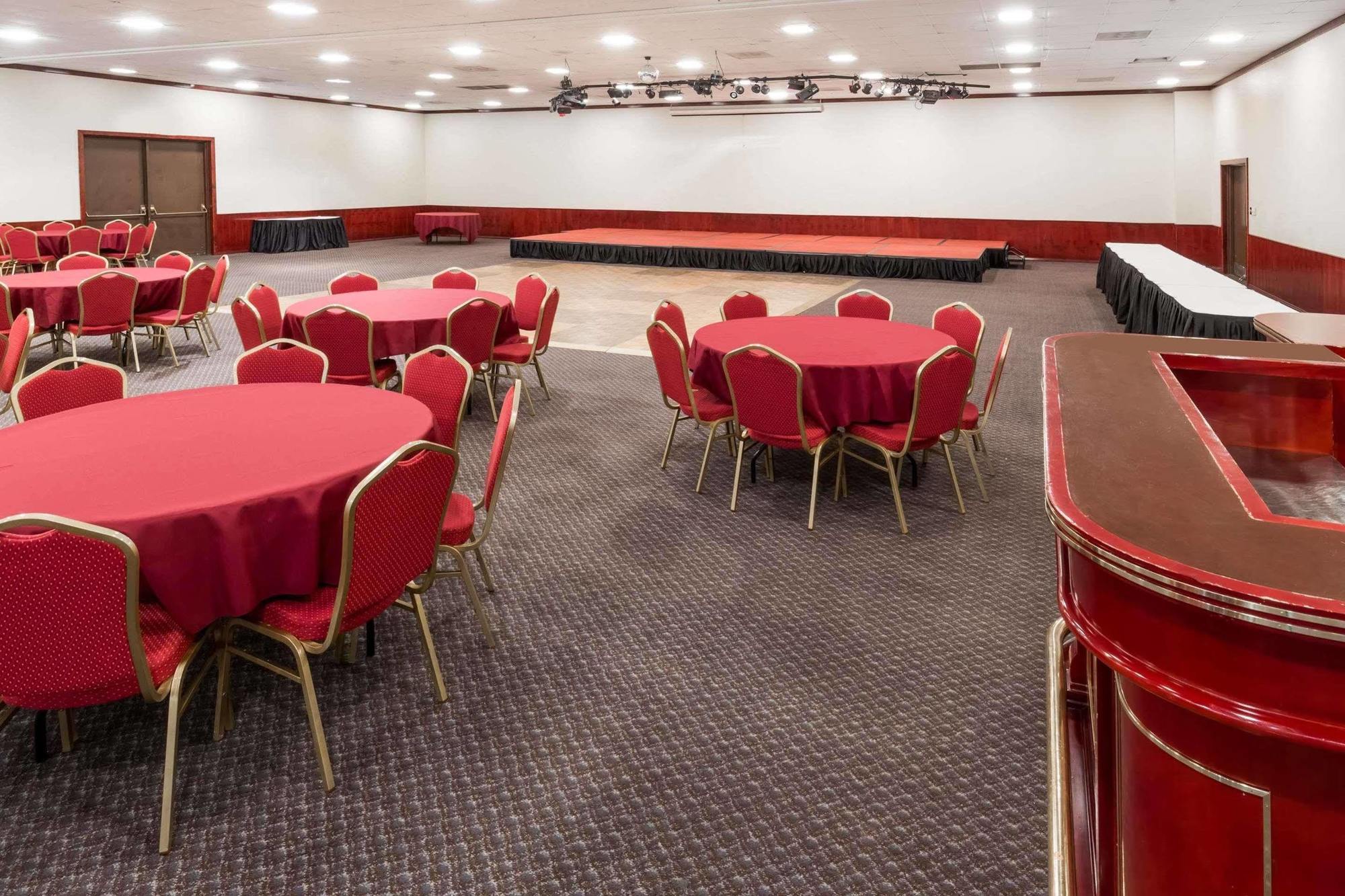 Ramada By Wyndham Medford Hotel & Conference Center Bagian luar foto