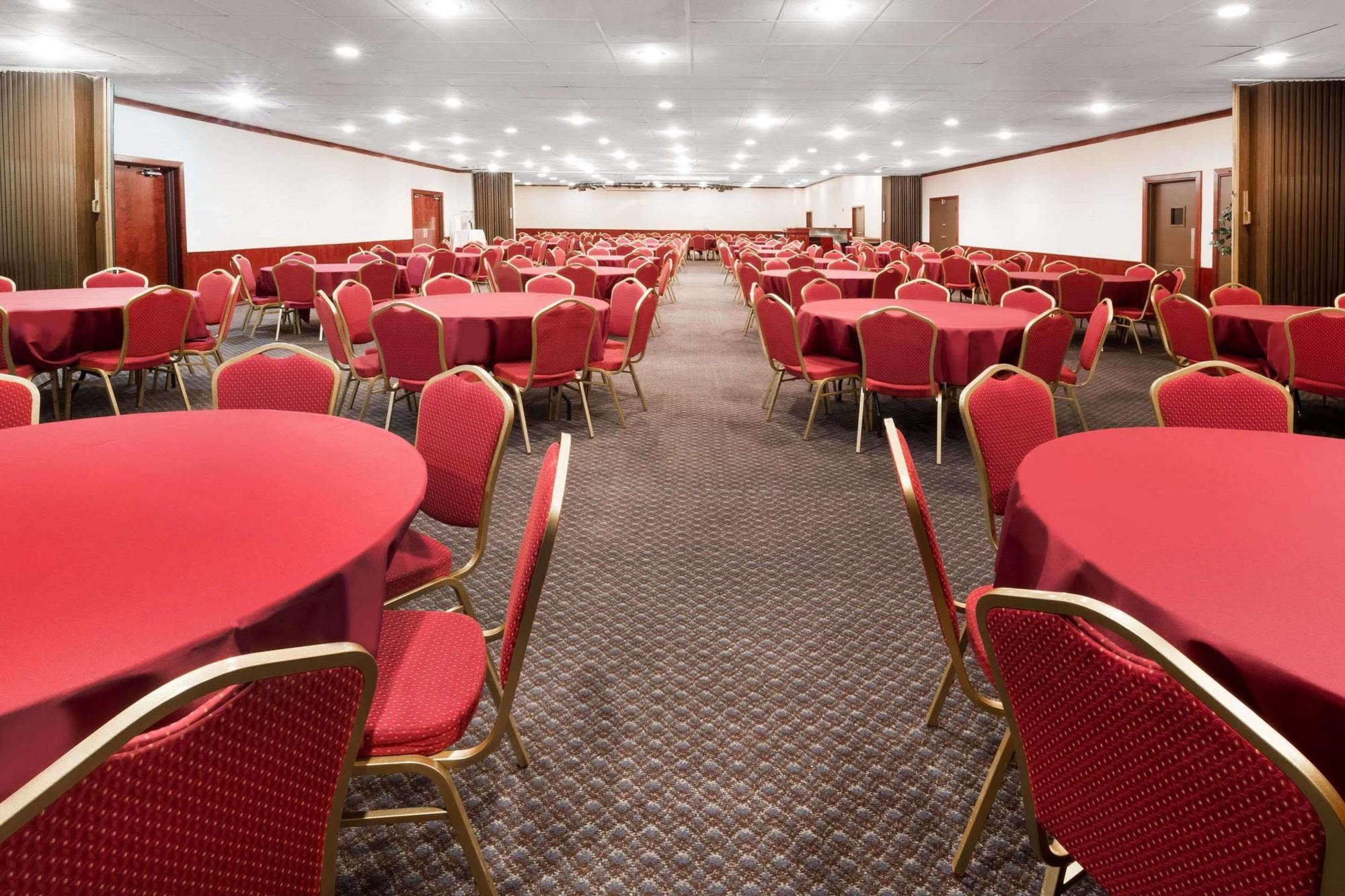 Ramada By Wyndham Medford Hotel & Conference Center Bagian luar foto