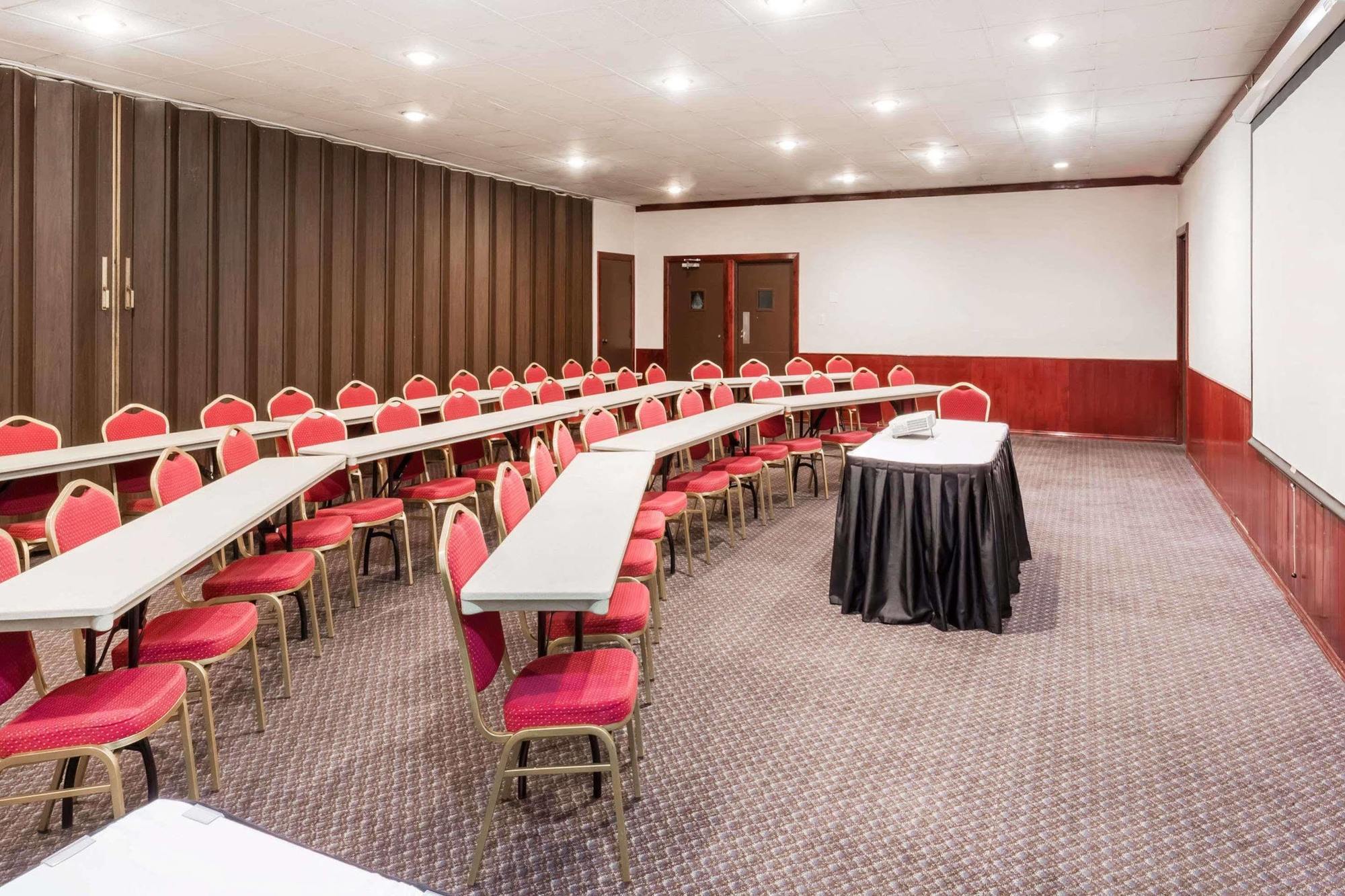 Ramada By Wyndham Medford Hotel & Conference Center Bagian luar foto