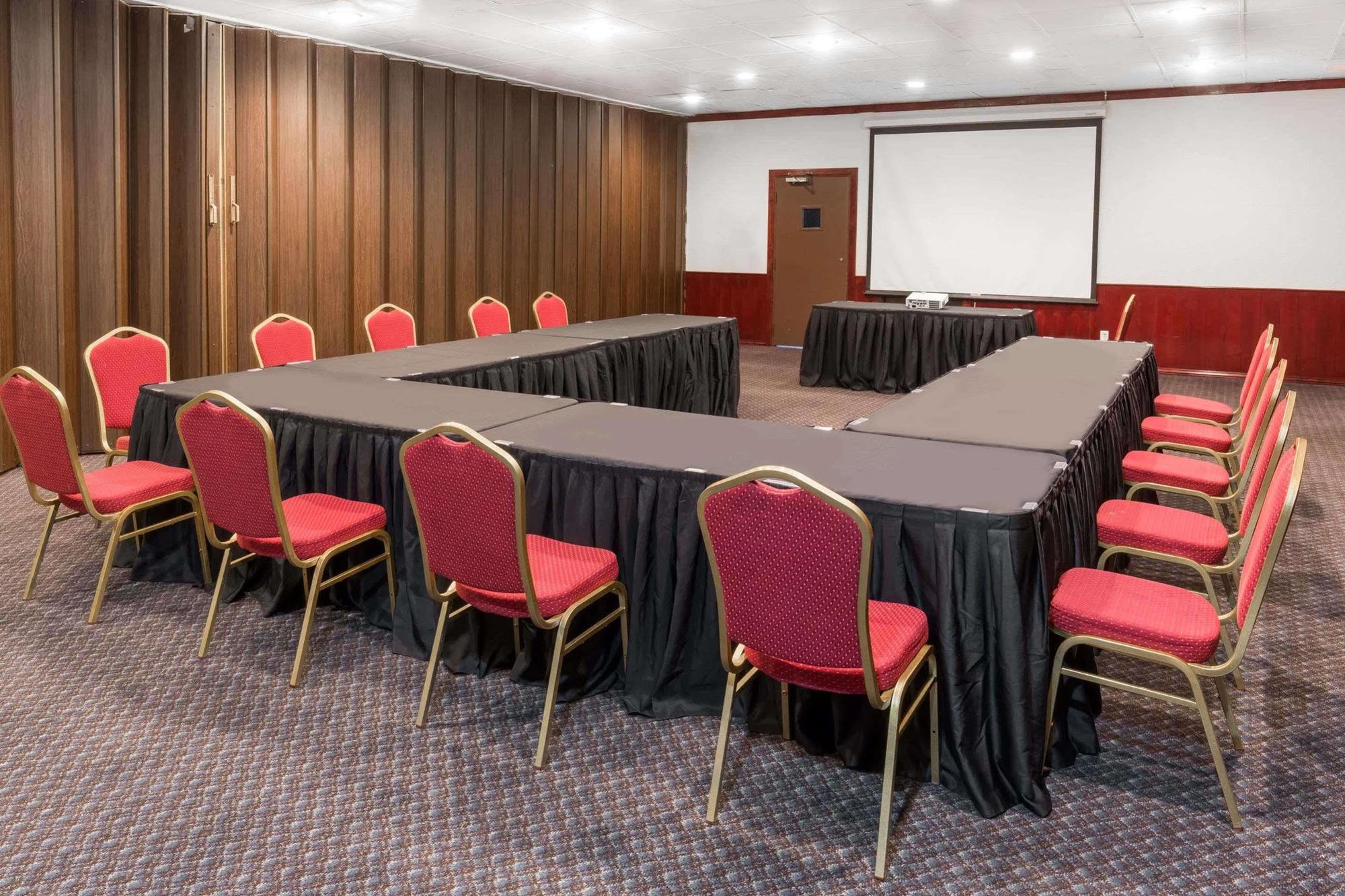 Ramada By Wyndham Medford Hotel & Conference Center Bagian luar foto
