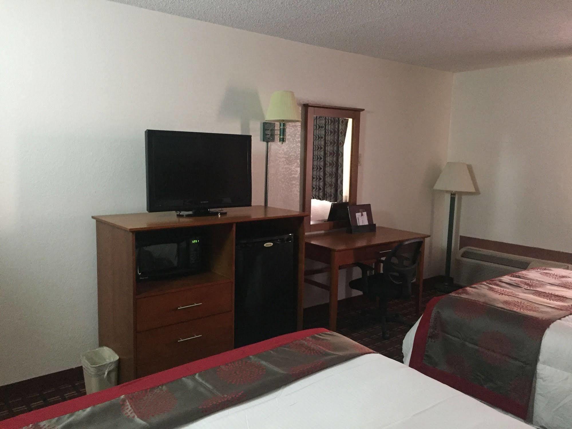 Ramada By Wyndham Medford Hotel & Conference Center Bagian luar foto