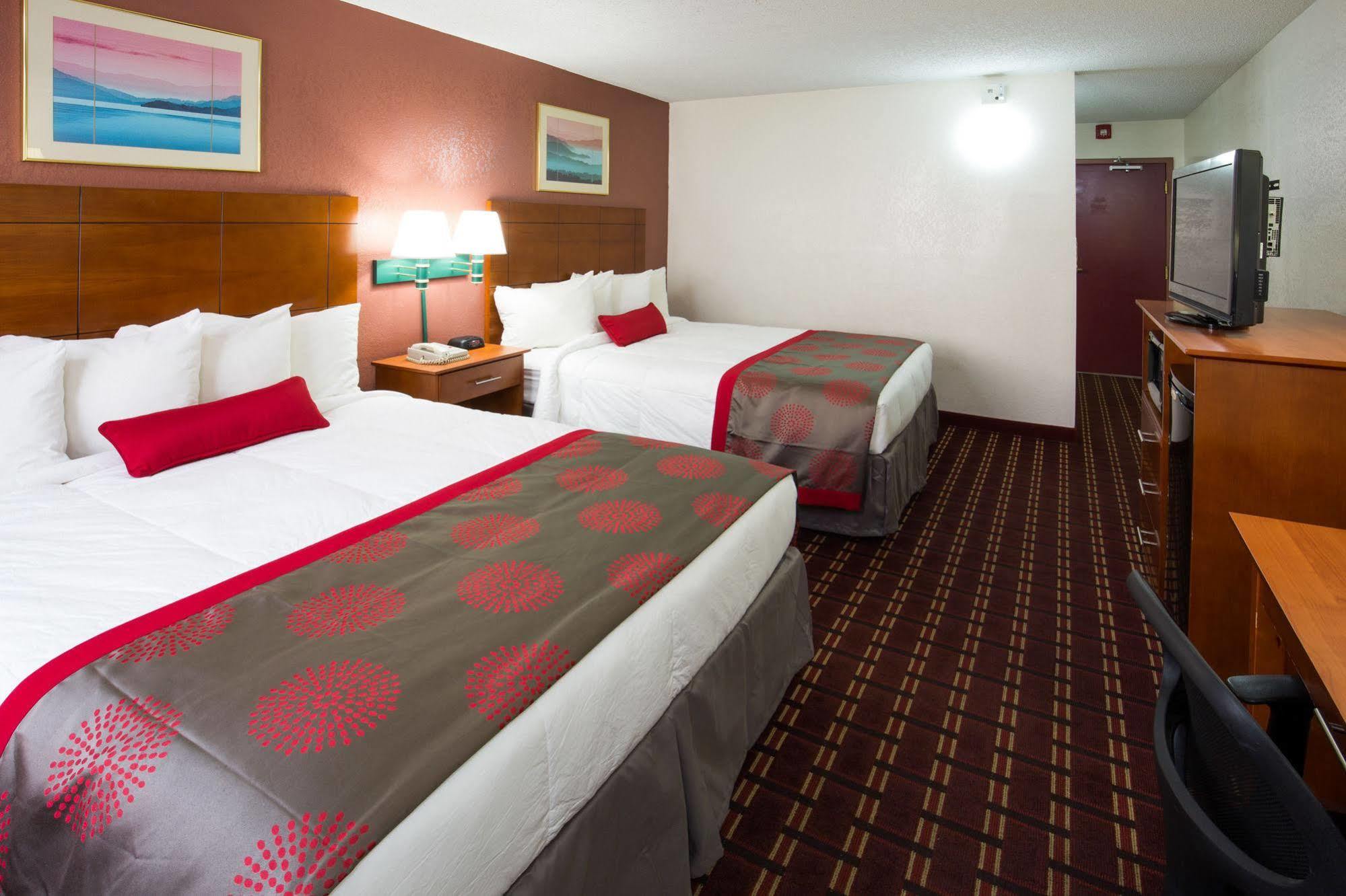 Ramada By Wyndham Medford Hotel & Conference Center Bagian luar foto