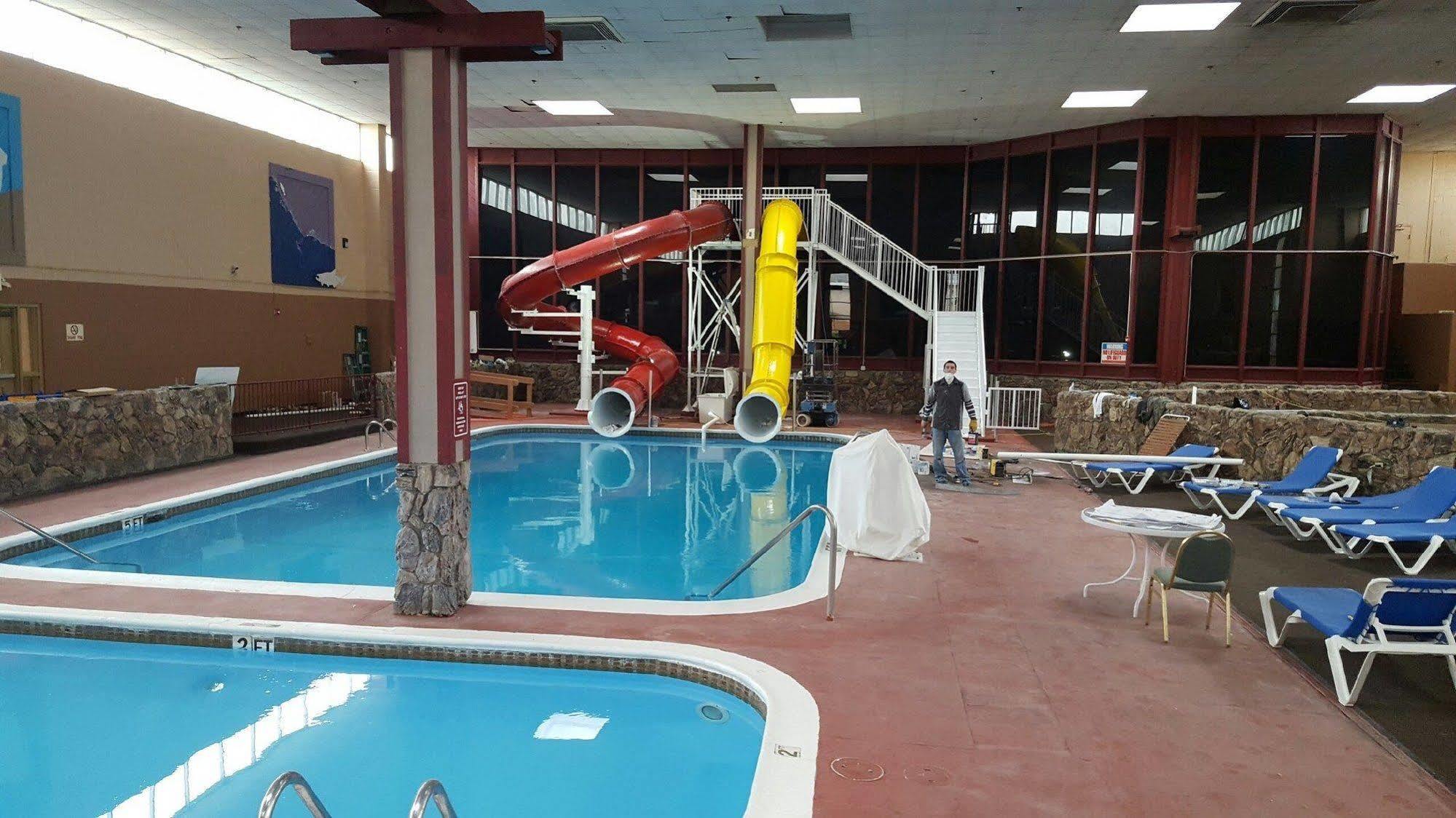 Ramada By Wyndham Medford Hotel & Conference Center Bagian luar foto