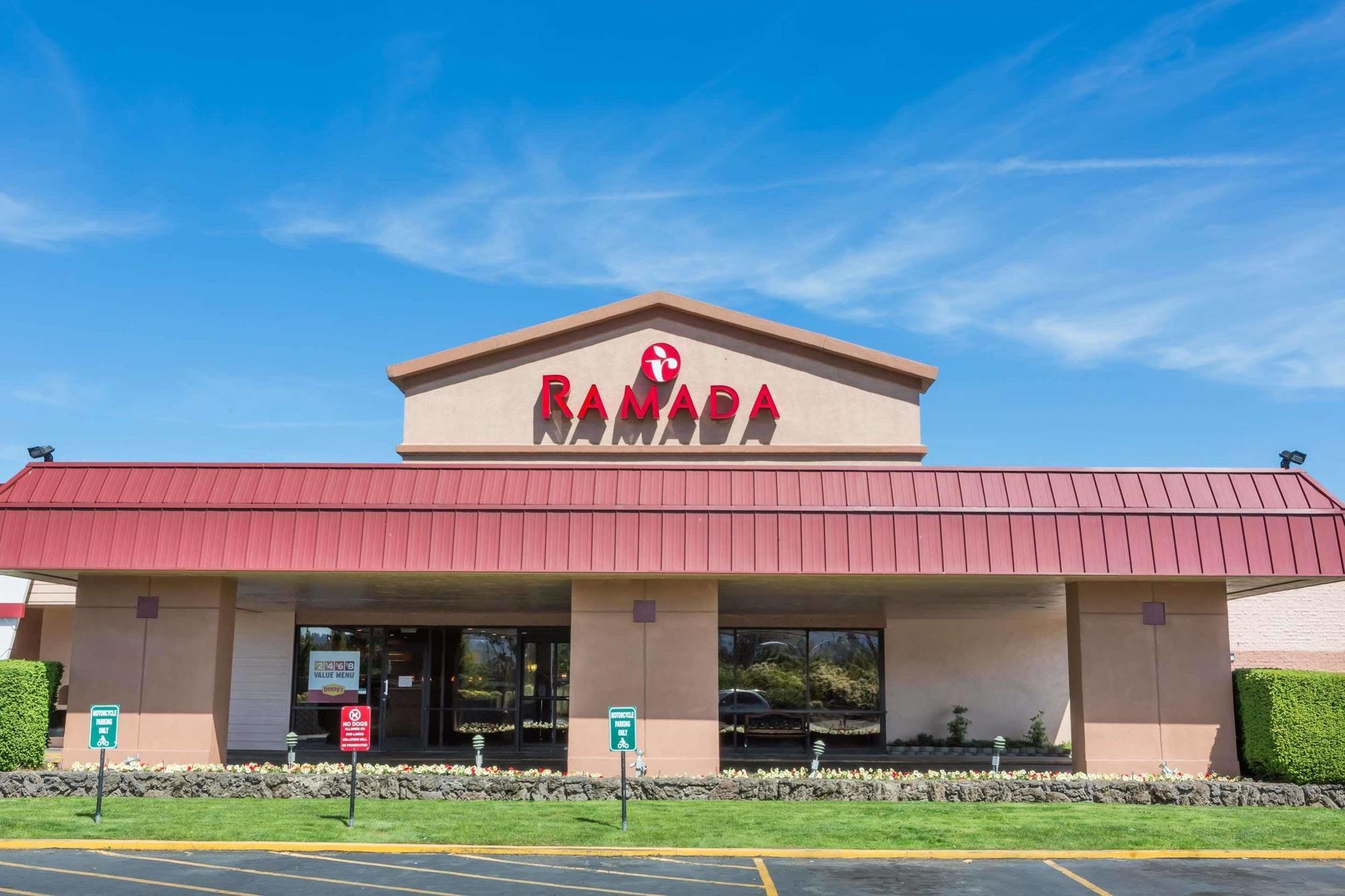 Ramada By Wyndham Medford Hotel & Conference Center Bagian luar foto