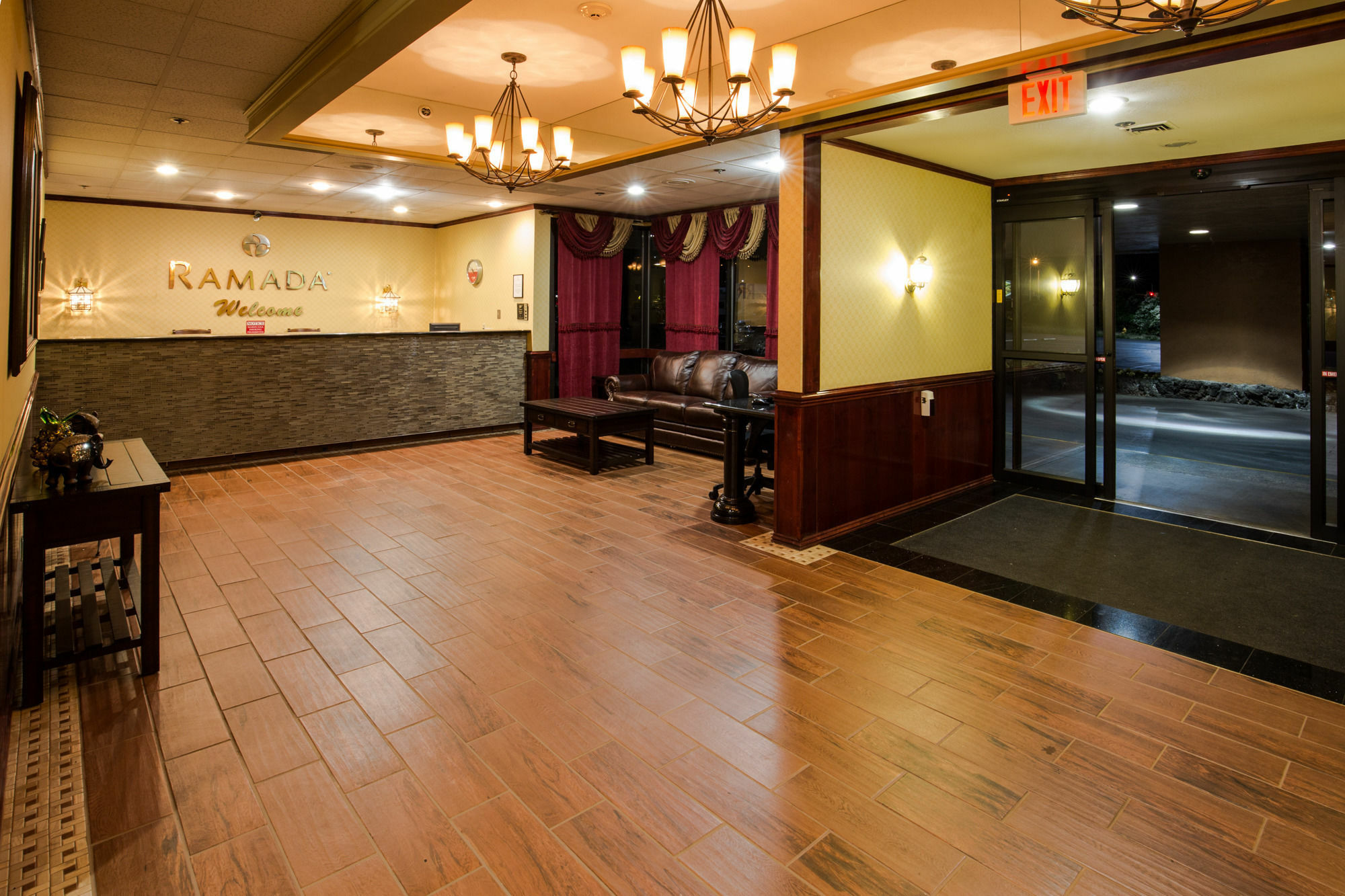 Ramada By Wyndham Medford Hotel & Conference Center Bagian luar foto